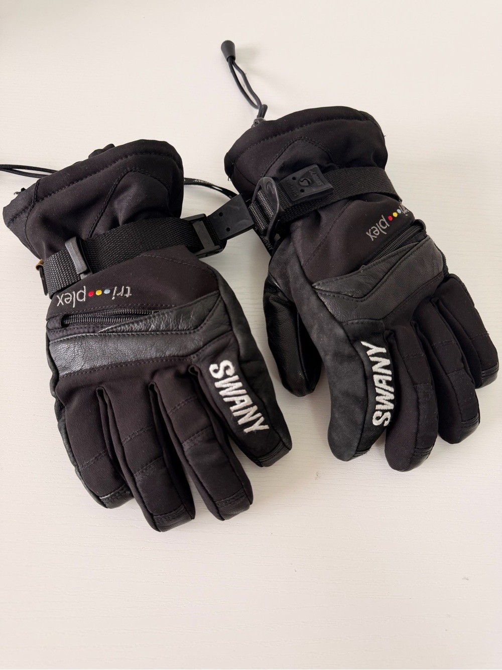 Swany Black Ski/Snowboard Gloves with Tripl-plex Detail Size 7/8 Youth